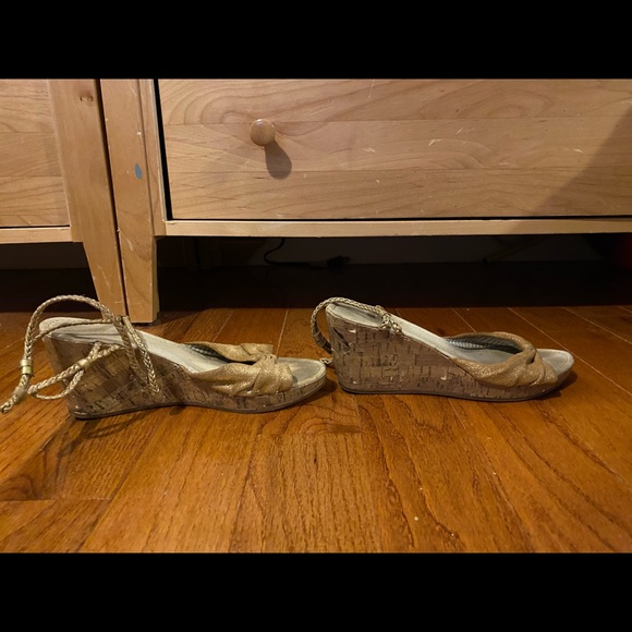 Tommy Hilfiger Gold Wedge Sandals - Picture 4 of 6